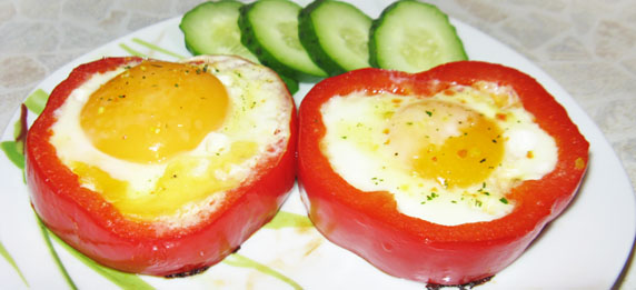 Яйца в болгарском перце на завтрак